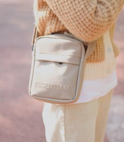 Essentials 레더 라인 크로스백