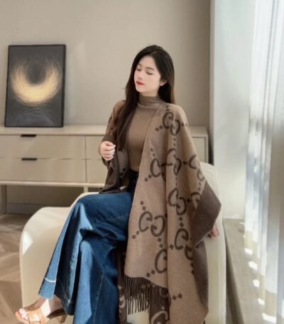 구찌 GG 스코틀랜드 울 케이프