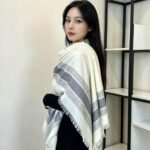 디올 북마크 레터 자카드 숄