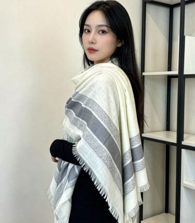 디올 북마크 레터 자카드 숄