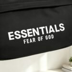 Fear of God Essentials 로고 프린트 크로스백 - 이미지 17